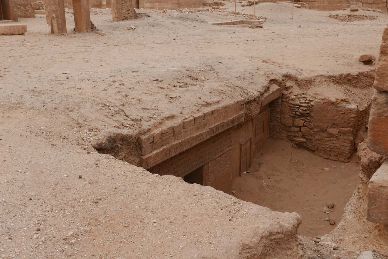 hole hieroglyphs.JPG